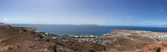 Blick vom Montaña Roja auf die Playa Blanca